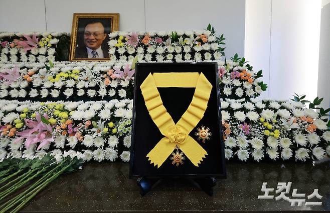 27일 서울 종로구 서울대병원 장례식장에 마련된 고 이해찬 전 국무총리 빈소에 이재명 대통령이 추서한 국민훈장 무궁화장이 세워져 있다. 사진공동취재단