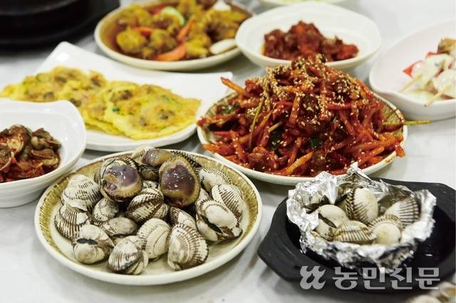 전남 보성군 벌교읍 벌교시장 인근 식당에선 꼬막으로 푸짐하게 차려낸 정식을 맛볼 수 있다. 보성=강재훈 프리랜서 기자