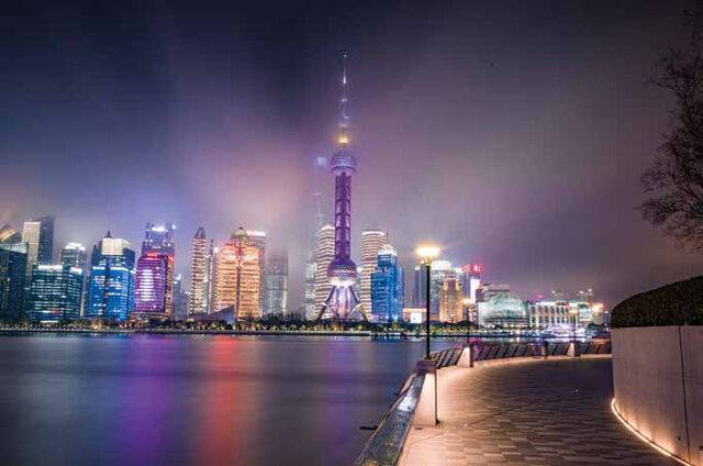 와이탄 거리의 맞은편 황푸강의 동쪽인 푸둥 신구는 현대적인 고층 빌딩들이 늘어서 멋진 스카이라인을 자랑한다.