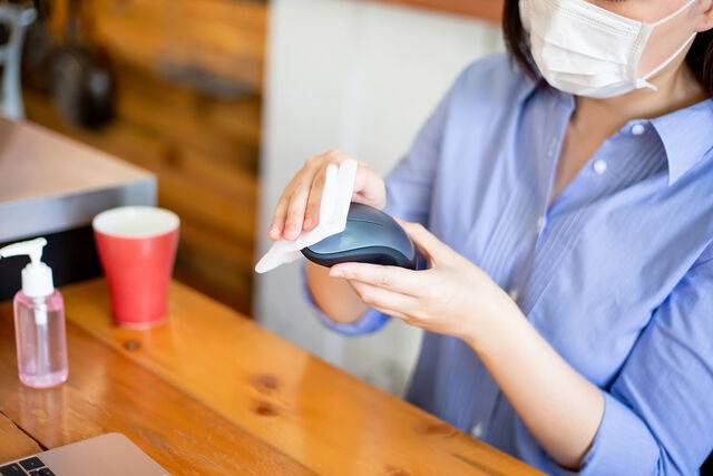 마우스를 청소할 땐 버튼 사이는 이쑤시개로 먼지를 긁어내고, 겉면은 알코올 솜으로 가볍게 닦는 것이 좋다. 클립아트코리아
