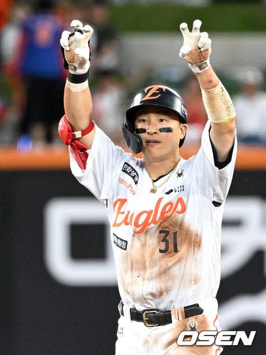 [OSEN=대전, 이대선 기자] 19일 오후 대전 한화생명볼파크에서 2025 신한 SOL Bank KBO리그 한화 이글스와 두산 베어스의 경기가 열렸다.한화는 와이스, 두산은 콜어빈을 선발로 내세웠다.3회말 무사에서 한화 손아섭이 우전 2루타를 치고 환호하고 있다.  2025.08.19 /sunday@osen.co.kr