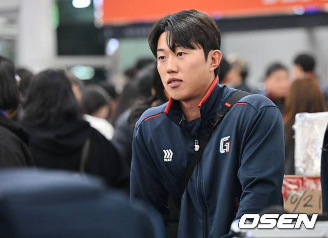 [OSEN=부산, 이석우 기자] 롯데 자이언츠 선수단이 25일 김해공항을 통해 전지훈련지인 대만 타이난으로 출국했다.김태형 감독 등&nbsp;코치진과 투수&nbsp;20명,&nbsp;포수&nbsp;5명,&nbsp;내야수&nbsp;9명,&nbsp;외야수&nbsp;7명 등 총&nbsp;41명의 선수단이 1월 20일까지 1차 캠프에서 체력 강화와 기술 훈련을 치른 뒤 21일부터 3월 5일까지 일본 미야자키로 옮겨 2차 캠프에서 구춘리그에 참가해 실전 감각을 점검한다. 롯데 자이언츠 전민재가 출국하고 있다. 2026.01.25 / foto0307@osen.co.kr