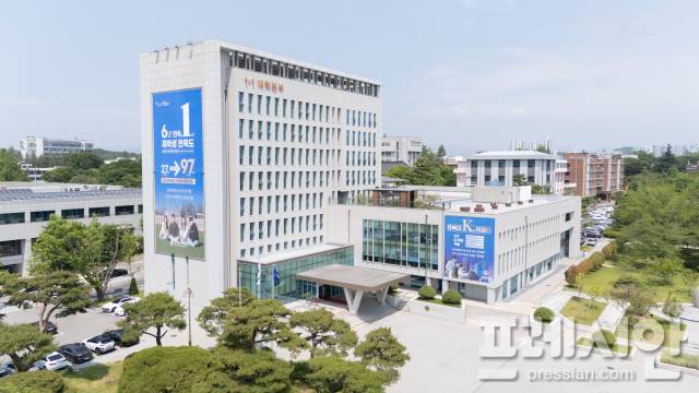 ▲전북대학교 전경. 전북대가 모집단위 광역화 도입 이후 첫 전공배정 결과를 공개한 가운데, 배정 대상자의 82.5%가 1지망 전공에 배정된 것으로 나타났다. ⓒ전북대