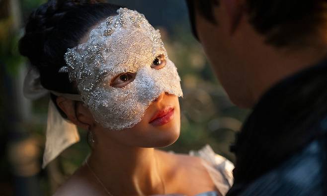 넷플릭스 시리즈 ‘브리저튼’ 시즌 4 속&nbsp;장면.