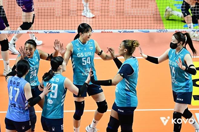 GS칼텍스 선수들이 29일 서울 장충체육관에서 열린 2025~26 V리그 여자부 흥국생명과의 안방 경기에서 득점 후 기뻐하고 있다. 한국배구연맹 제공