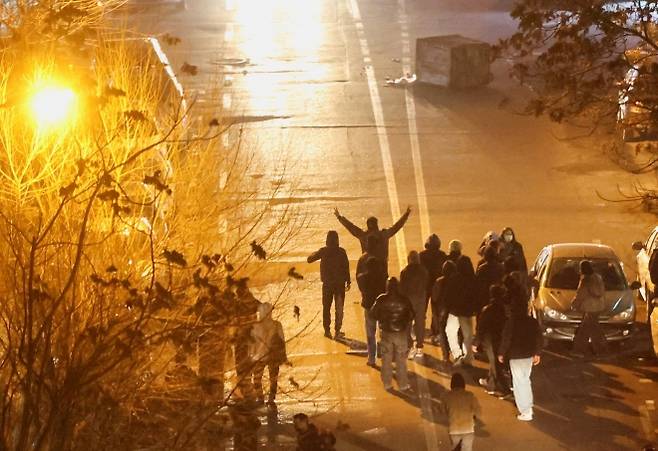 지난 8일(현지시간) 이란 테헤란에서 통화 가치 폭락에 항의하는 시위대가 거리에서 모여 있다. WANA·로이터 연합뉴스