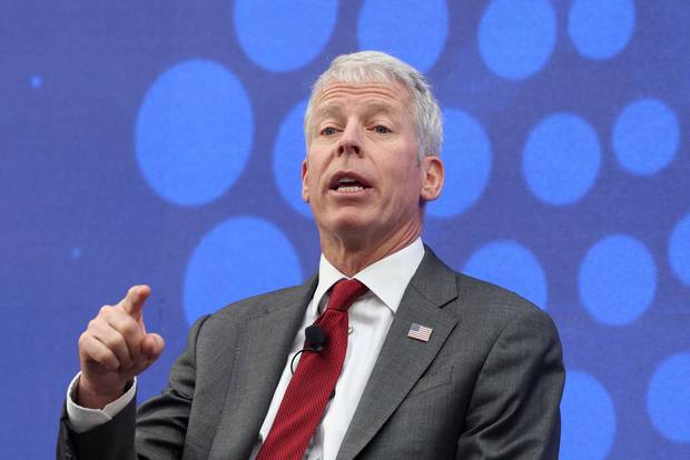 크리스 라이트 미국 에너지부 장관. 미국과의 무역 갈등을 해소하기 위해 캐나다에서 미국으로 급파된 김정관 산업통상부 장관은 29일(현지 시간) 하워드 러트닉 상무부 장관을 만나기에 앞서 라이트 장관과 먼저 회동했다. 라이트 장관은 한국이 관세를 내리는 조건으로 미국 알래스카 액화천연가스(LNG) 프로젝트, 원자력발전소 건설 투자 등을 조율할 수 있는 인물이다. 또 트럼프 행정부의 주요 관심사인 핵심 광물 공급망과 소형모듈원자로(SMR)를 포함한 차세대 원전 협력 등도 모두 그의 담당 업무다. 로이터연합뉴스