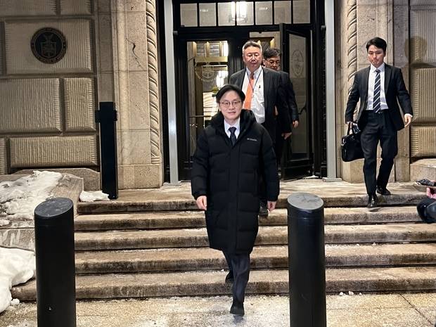 김정관 산업통상부 장관이 29일(현지 시간) 워싱턴DC 상무부 청사에서 하워드 러트닉 미국 상무부 장관을 만난 뒤 건물을 빠져나오고 있다. 워싱턴=이태규 특파원