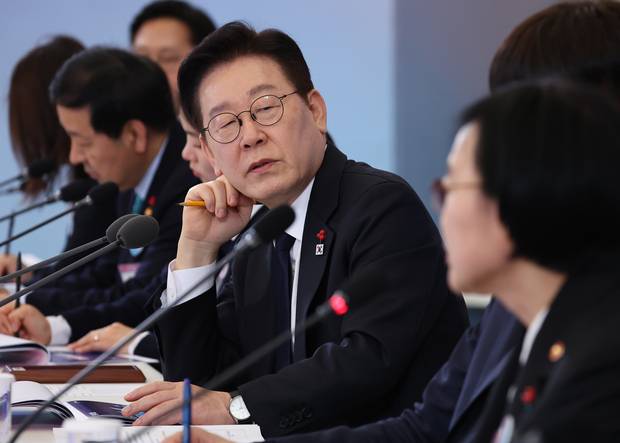 이재명 대통령이 30일 청와대에서 열린 국가창업시대 전략회의 ‘K-스타트업이 미래를 만든다’에서 한성숙 중기부 장관에게 질문하고 있다.연합뉴스