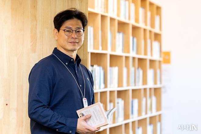 도스토옙스키를 주제로 1년 6개월간 독서 모임을&nbsp;한 김영웅&nbsp;작가​​​​​​.&nbsp;ⓒ시사IN 신선영