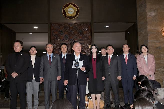 친한계로 분류되는 국민의힘 의원들이 1월29일 국회 로텐더홀 앞에서 의원총회를 앞두고 한동훈 전 대표 제명을 주도한 장동혁 대표 체제 지도부의 즉각 사퇴를 요구하는 집단 성명을 발표하고 있다. 이날 입장문에는 김성원(3선), 김예지·김형동·서범수·박정하·배현진(이상 재선), 고동진·박정훈·우재준·정성국·정연욱·김건·안상훈·유용원·진종오·한지아(이상 초선) 의원이 이름을 올렸다. ⓒ시사저널 이종현