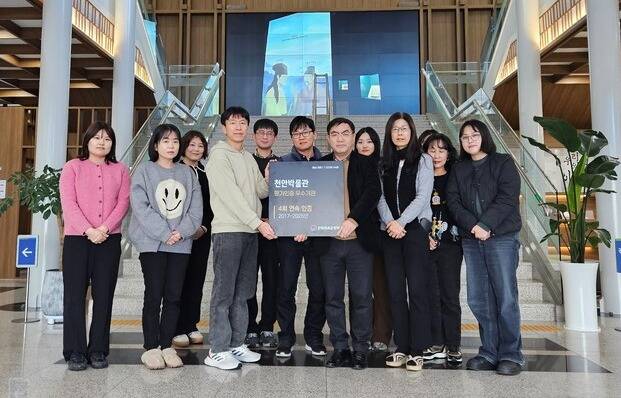 문화체육관광부 주관 '2025년 전국 공립박물관 평가인증'에서 우수기관으로 선정돼 기념촬영을 하고 있다. ⓒ천안시 제공