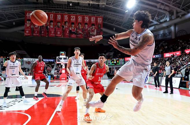[한번에쓱]'결정적인 한방이나 승부처는 이럴때 쓰는 말' 문유현의 당돌한 돌파는 이원석의 슛블록으로 저지당하고