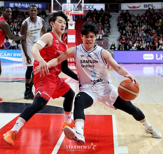 [한번에쓱]'결정적인 한방이나 승부처는 이럴때 쓰는 말' 문유현의 당돌한 돌파는 이원석의 슛블록으로 저지당하고