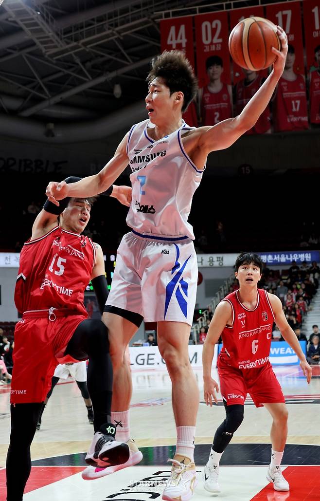 [한번에쓱]'결정적인 한방이나 승부처는 이럴때 쓰는 말' 문유현의 당돌한 돌파는 이원석의 슛블록으로 저지당하고