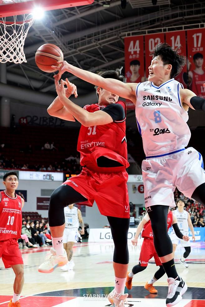 [한번에쓱]'결정적인 한방이나 승부처는 이럴때 쓰는 말' 문유현의 당돌한 돌파는 이원석의 슛블록으로 저지당하고