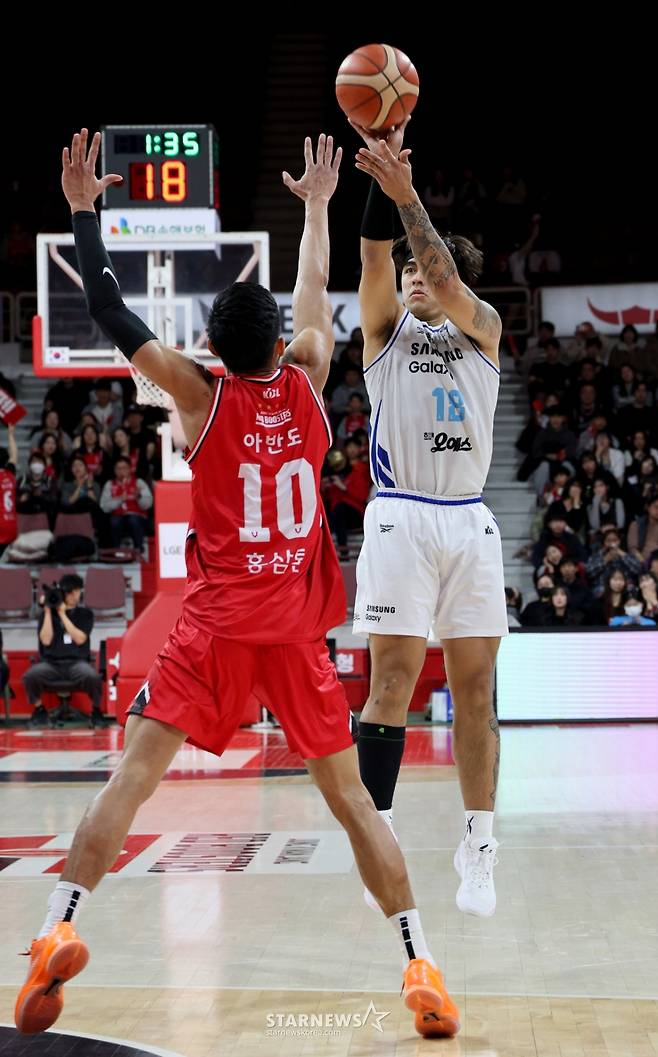 [한번에쓱]'결정적인 한방이나 승부처는 이럴때 쓰는 말' 문유현의 당돌한 돌파는 이원석의 슛블록으로 저지당하고