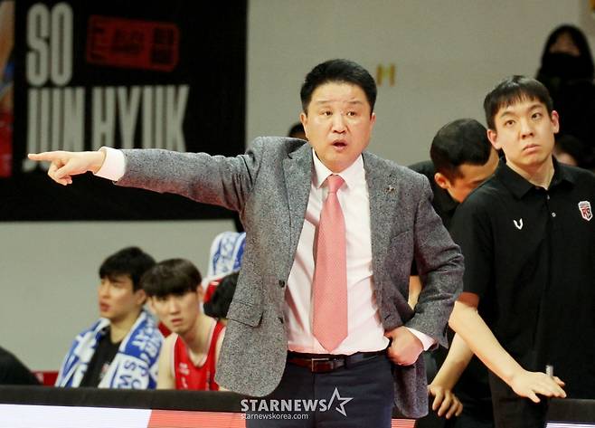 [한번에쓱]'결정적인 한방이나 승부처는 이럴때 쓰는 말' 문유현의 당돌한 돌파는 이원석의 슛블록으로 저지당하고