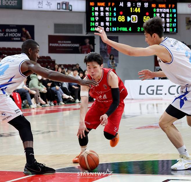 [한번에쓱]'결정적인 한방이나 승부처는 이럴때 쓰는 말' 문유현의 당돌한 돌파는 이원석의 슛블록으로 저지당하고