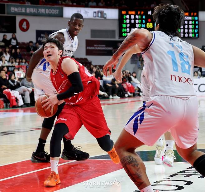 [한번에쓱]'결정적인 한방이나 승부처는 이럴때 쓰는 말' 문유현의 당돌한 돌파는 이원석의 슛블록으로 저지당하고