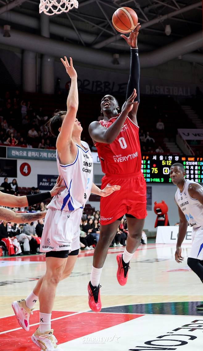 [한번에쓱]'결정적인 한방이나 승부처는 이럴때 쓰는 말' 문유현의 당돌한 돌파는 이원석의 슛블록으로 저지당하고