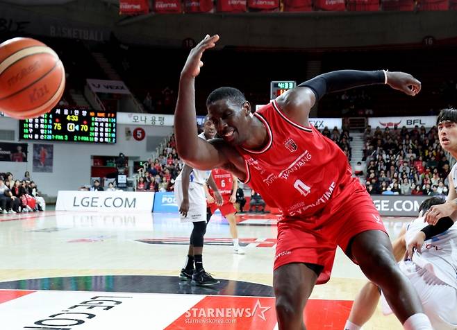 [한번에쓱]'결정적인 한방이나 승부처는 이럴때 쓰는 말' 문유현의 당돌한 돌파는 이원석의 슛블록으로 저지당하고