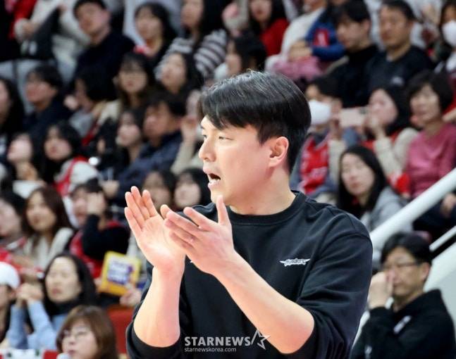 '장모상' 비보에도 벤치 지킨 '사령탑' 김효범→니콜슨 존경하고 자랑스럽다→감독 위해 뛰었다