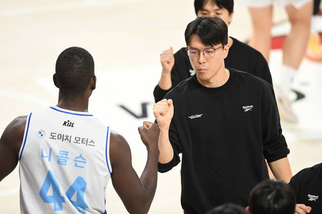 하이파이브를 하고 있는 니콜슨(왼쪽)과 김효범 감독. /사진=KBL