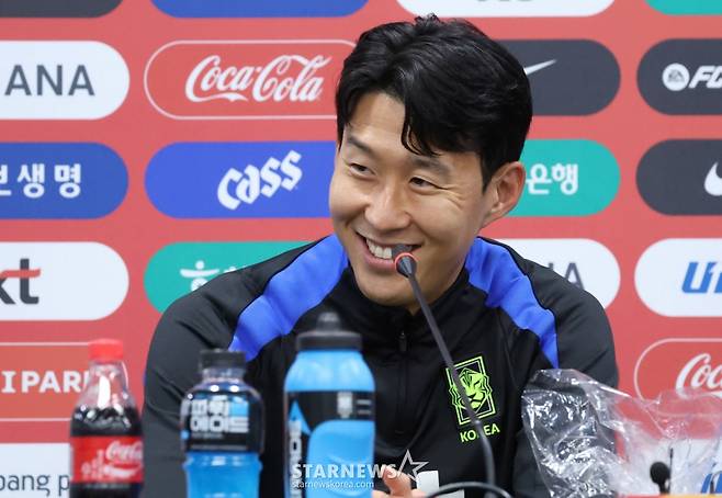 한국 축구대표팀이 9일 브라질과 A매치를 앞두고 서울월드컵경기장에서 최종 훈련에 임했다. 손흥민이 훈련 전 기자회견에서 브라질 기자로부터 추석 선물을 받고 활짝 웃고 있다. /사진=김진경 대기자