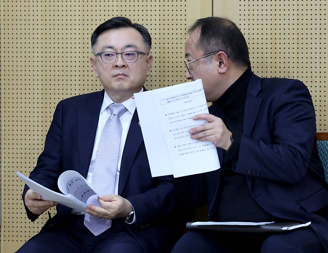 김성보(왼쪽) 서울시 행정2부시장이 29일 서울 중구 서울시청 브리핑룸에서 국토부의 도심 주택공급 확대 및 신속화 방안 대책 발표 관련 서울시 입장문을 발표하기 앞서 관계자와 자료를 살펴보고 있다. [사진 | 뉴시스]