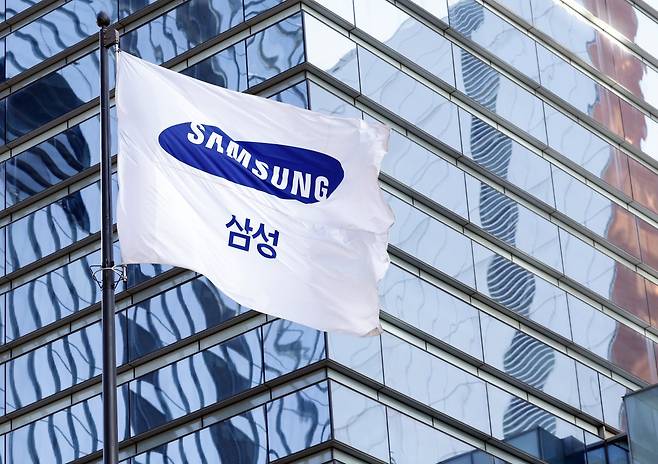 서울 서초구 삼성전자 사옥에서 삼성 깃발이 바람에 휘날리고 있다. 뉴스1
