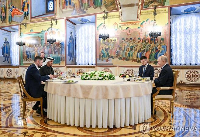 회담하는 블라디미르 푸틴 러시아 대통령과 무함마드 빈 자이드 알나얀 UAE 대통령 [AFP/크렘린풀 연합뉴스. 재판매 및 DB 금지]