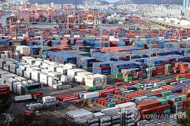 부산항의 컨테이너 [연합뉴스 자료사진]