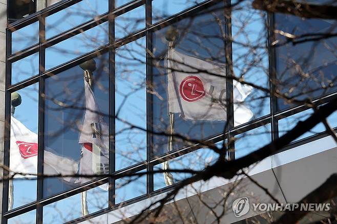 LG전자, 작년 4분기 9년만에 적자 전환 (서울=연합뉴스) 박동주 기자 = LG전자는 연결 기준 지난해 4분기 영업손실이 1천94억원으로 전년 동기(영업이익 1천354억원)와 비교해 적자 전환했다고 9일 공시했다. 다만, 연간 기준으로는 역대 최대 매출 기록을 갈아치웠다. LG전자의 지난해 연결기준 누적 매출액은 89조2천25억원으로, 전년 대비 1.7% 늘었다. 
    사진은 이날 서울 여의도 LG전자 사옥의 모습. 2026.1.9 pdj6635@yna.co.kr