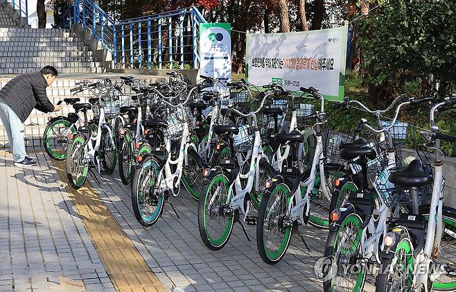 '따릉이' 10년간 2억5천만번 탔다 (서울=연합뉴스) 최재구 기자 = 12일 서울 광진구에서 시민이 공공자전거 '따릉이'를 이용하고 있다. 서울시는 이날 올해로 열 돌을 맞은 공공자전거 '따릉이'의 누적 회원 수가 500만명을 넘어섰다고 밝혔다. 2025.11.12 jjaeck9@yna.co.kr