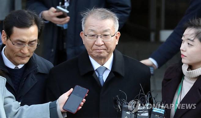 영장실질심사 마친 양승태 '묵묵부답' (서울=연합뉴스) 최재구 기자 = 사법행정권을 남용한 혐의를 받는 양승태 전 대법원장이 23일 서울 중앙지법에서 열린 구속 전 피의자 심문(영장실질심사)을 마친 뒤 밖으로 나서고 있다. 2019.1.23 jjaeck9@yna.co.kr