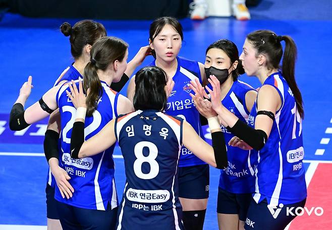 '빅토리아 34점' 기업은행, 선두 도로공사에 '4전 5기' 첫 승