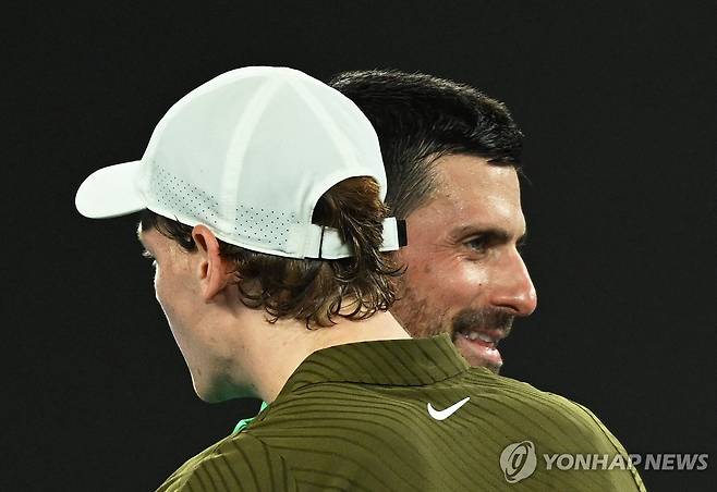 신네르와 인사하는 조코비치 [로이터=연합뉴스]