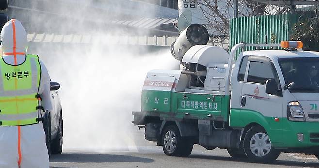 ▲ 31일 인천 강화군 구제역 발생 농장에서 방역 차량이 소독 작업을 하고 있다. /박준엽 수습기자 jun010209@incheonilbo.com