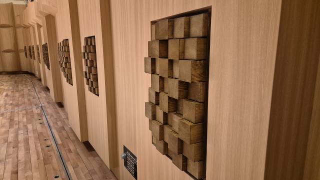 콘서트홀 무대의 뒤쪽 벽면에 설치된 공조기. 각각 다른 높이의 목재를 끼워 넣어 공조시스템에서 새어 나오는 소음을 최소화하고 시각적으로도 세련된 디자인을 자랑한다. 박석호 기자