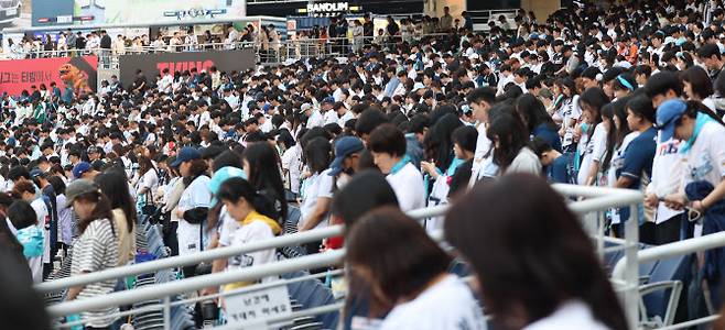 야구팬들과 관계자가 창원NC파크 구조물 낙하 사고 사망자에 대한 명복을 빌고 있다. 사진=연합뉴스