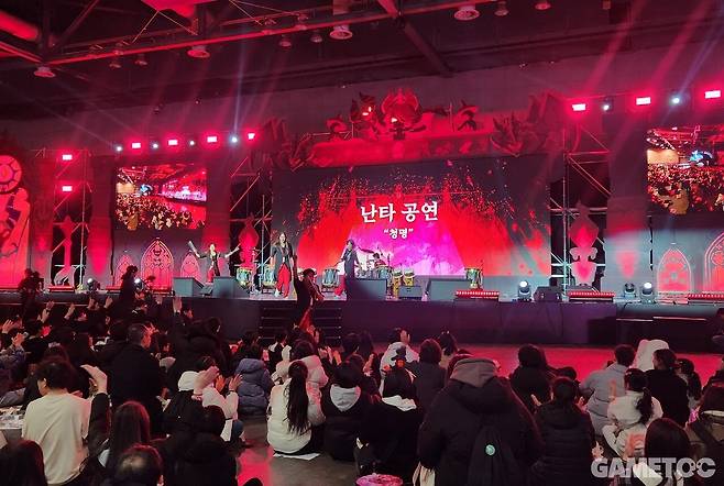 무댜에서는 난타 공연, 성우쇼 등 다양한 행사가 진행된다 (사진=최은상 기자)