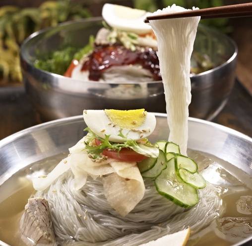 먹음직스러운 냉면. 소고기를 불판에 구워 배불리 먹은 뒤 냉면 한 그릇을 모두 비우는 사람들이 예전에 비해선 줄었다. 혈당을 생각하는 사람들, 특히 중년 이후 나이든 사람들이 불고기보다는 수육을 즐기고 냉면 한 그릇을 시켜 두세 명이 나눠 먹는 풍경도 흔히 볼 수 있다. 모두 건강을 위해서다. 사진=게티이미지뱅크