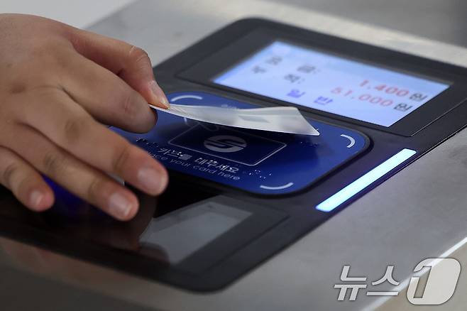 20일 서울의 한 지하철역에서 승객이 교통카드를 찍고 있다.  2025.6.20/뉴스1 ⓒ News1 이동해 기자