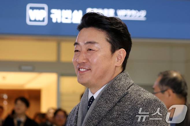 강훈식 대통령비서실장이 지난 26일 오전 인천공항에서 잠수함 사업 등 방산협력 논의를 위해 캐나다로 출국하고 있다. 2026.1.26/뉴스1 ⓒ News1 김명섭 기자