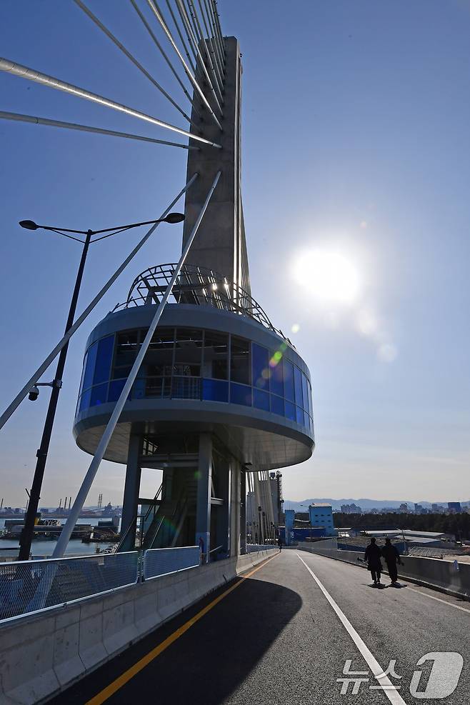 31일 오후 경북 포항시 송도동(송도해수욕장)과 항구동(영일대해수욕장)을 연결하는 해오름대교 임시 개통식이 송도 방향에서 열린 가운데 주텁 전망대 위로 햇볕이 내려쬐고 있다.  2026.1.31/뉴스1 ⓒ News1 최창호 기자