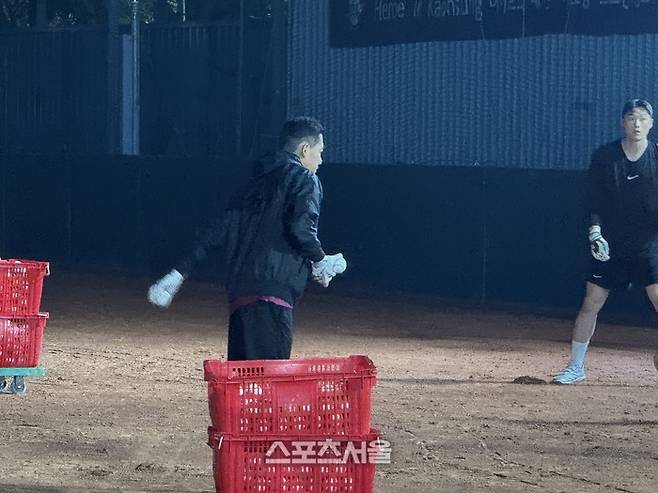 이용규가 선수들에게 티볼을 올려주고 있다. 가오슝 | 박연준 기자 duswns0628@sportsseoul.com