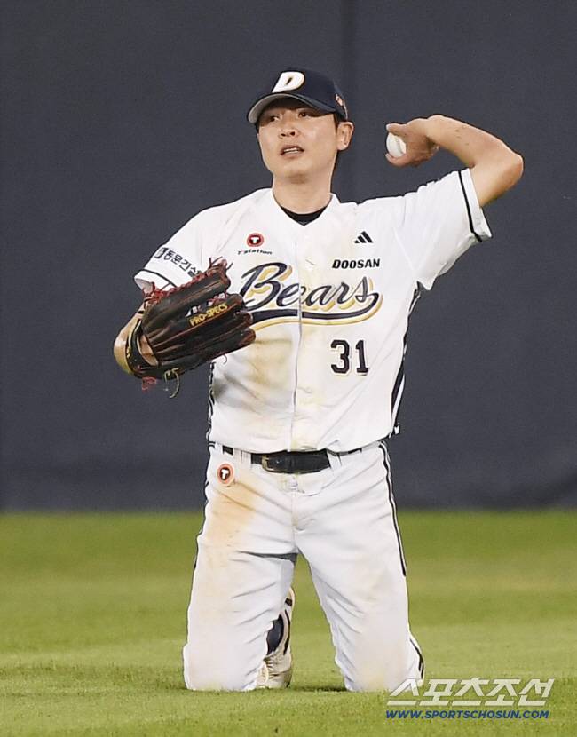 17일 서울 잠실구장에서 열린 KIA-두산전. 6회초 1사 김선빈의 타구를 몸을 날려 잡은 중견수 정수빈. 잠실=정재근 기자 cjg@sportschosun.com/2025.8.17/