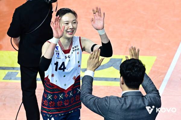 승리 후 환호하는 양효진. ⓒKOVO