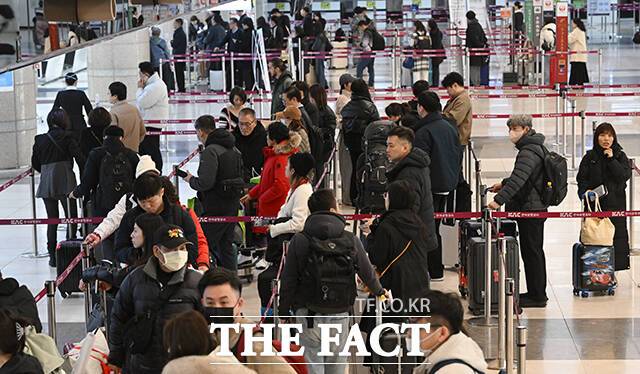 중국에서 일본으로 향하는 항공편 수가 기존의 절반 수준으로 줄어든 것으로 나타났다. /더팩트 DB
